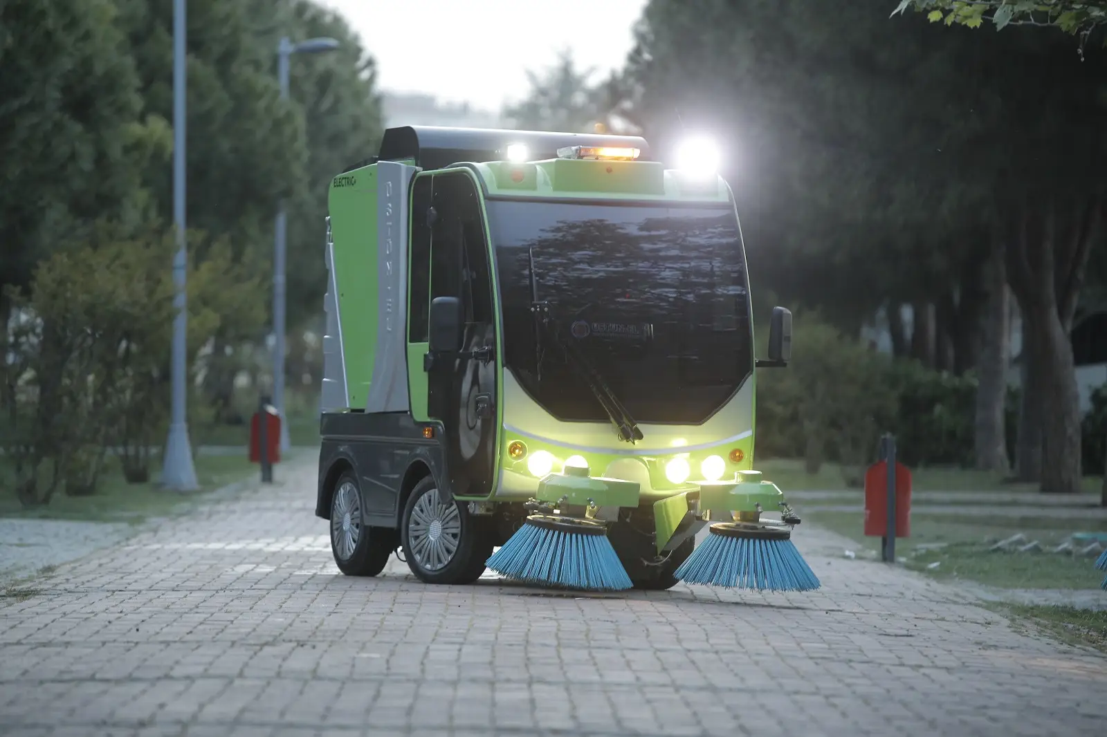 ELEKTRİKLİ HİDROSTATİK SÜPÜRGE MAKİNASI